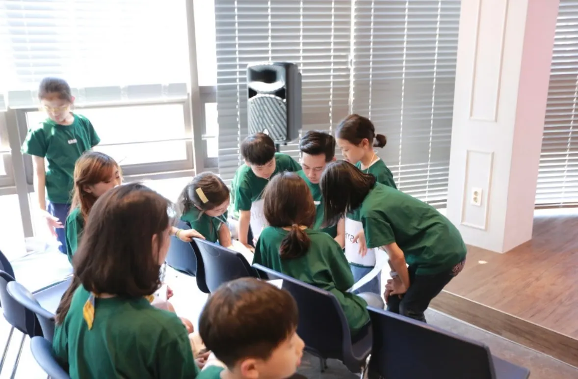 Students in GRAIL T-shirts working together on a team mission